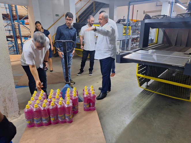 Foto mostra equipe da Suframa conhecendo produtos fabricados na empresa Topázio