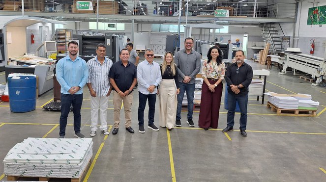 Foto mostra grupo de pessoas posando para sessão de foto