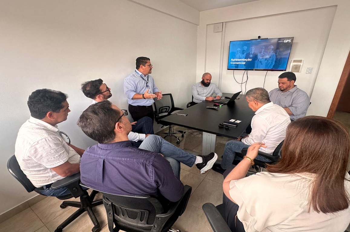 No Amazonas, a empresa mantém uma estrutura robusta com 2.800 colaboradores diretos – sendo 80 na área administrativa e 2.700 em operações que abrangem segurança, portaria, limpeza, manutenção predial, logística interna e serviços de alimentação.