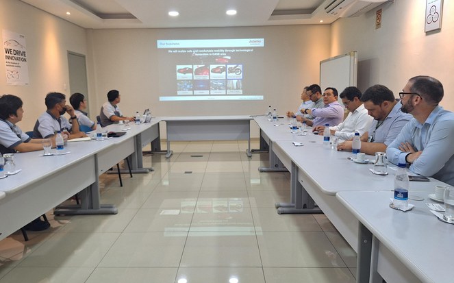 Foto mostra uma apresentação institucional da empresa Hitachi à equipe técnica da Suframa