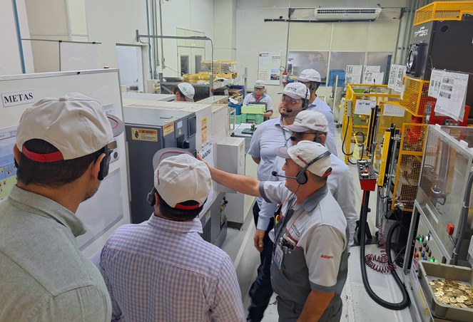 Foto mostra equipe da Suframa sendo apresentada à linha de produção da empresa Hitachi no PIM