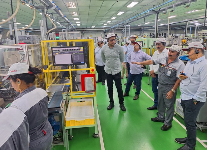 Foto mostra visita à unidade produtiva da Hitachi no PIM