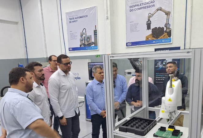 Foto mostra homens inspecionando uma máquina