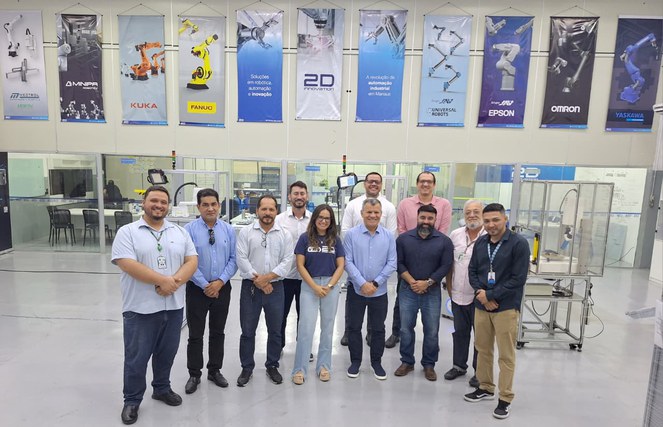 Foto mostra pessoas posando para sessão de fotografia numa empresa