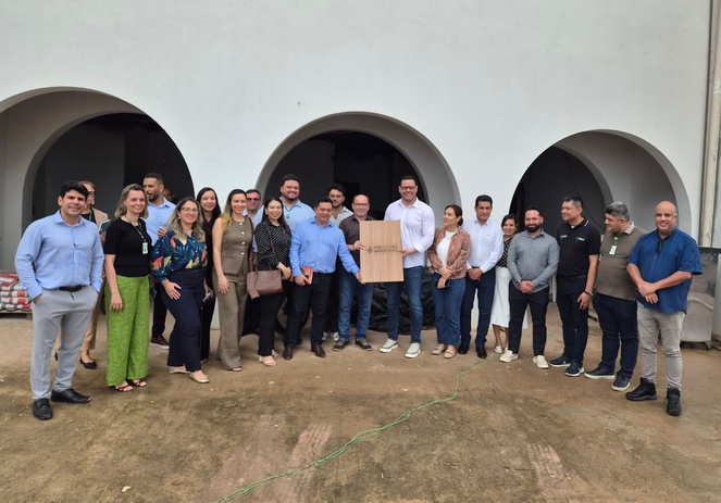 Foto mostra pessoas posando para foto