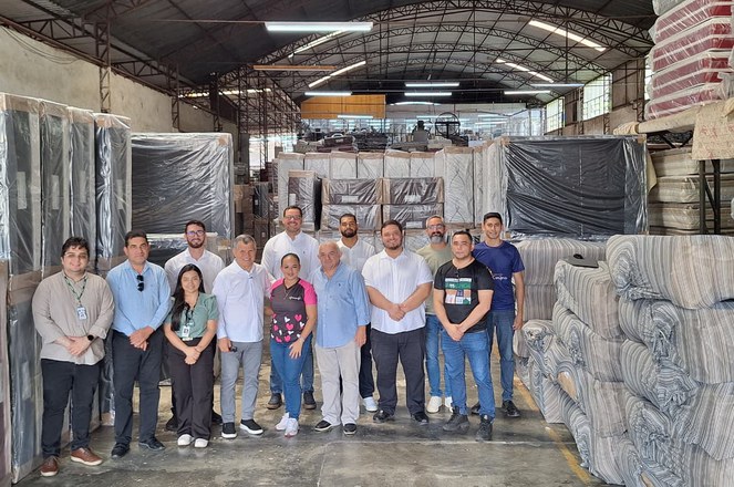 Foto mostra pessoas posando para foto