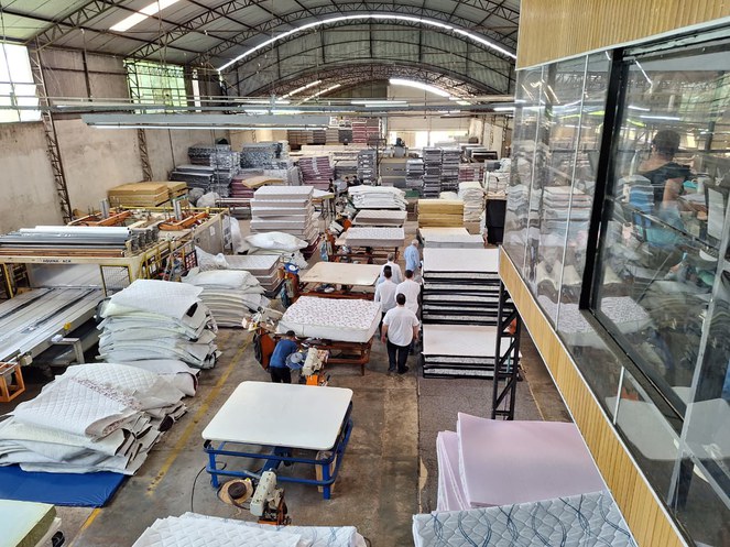 Foto mostra uma fábrica de colchões