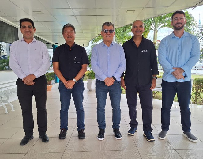 Foto mostra homens posando para foto