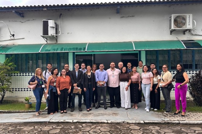 Foto mostra pessoas posando para uma fotografia