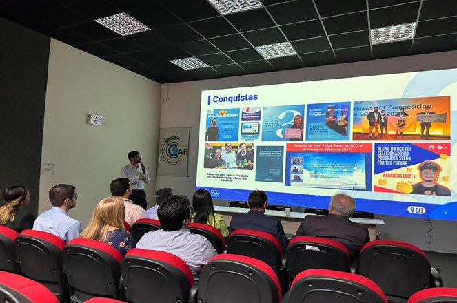 Foto mostra pessoas reunidas numa sala