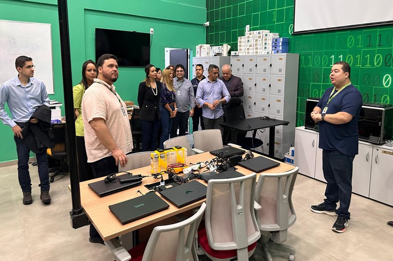 Foto mostra grupo de pessoas numa sala