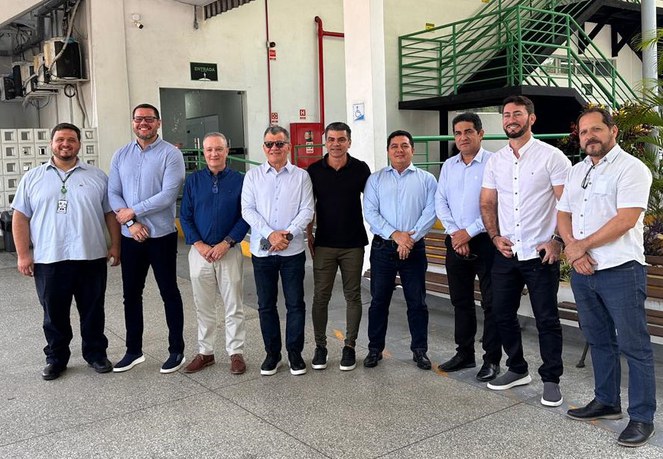 Foto mostra homens posando para uma sessão de fotos