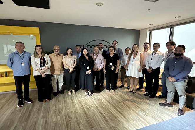 Foto mostra grupo de pessoas posando para foto