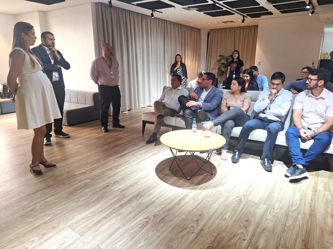 Foto mostra homem de blazer azul falando