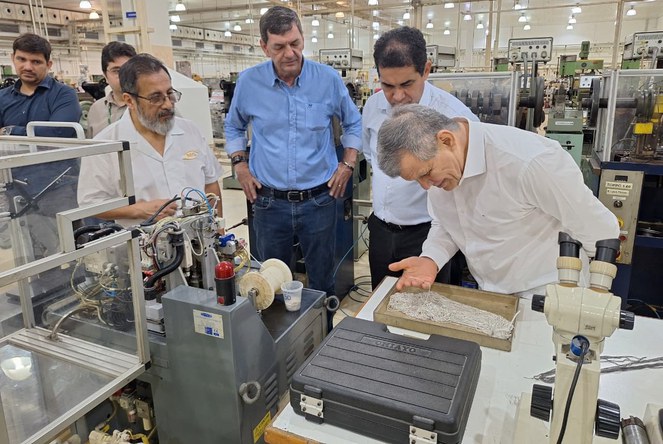 Foto mostra homem manuseando cordão