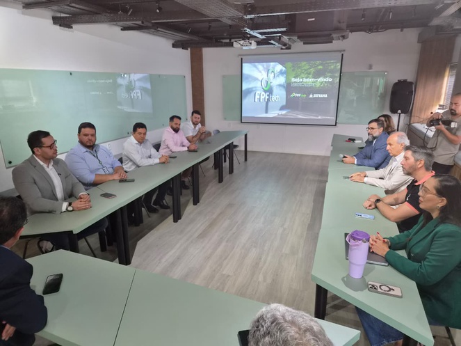 Foto mostra pessoas em uma reunião