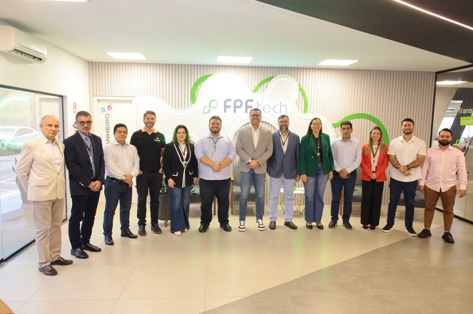 Foto mostra pessoas posando para uma sessão de foto