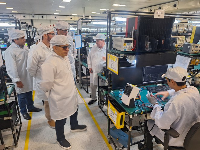 Foto mostra homens de bata branca reunidos