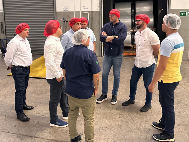 Foto mostra homens de touca conversando