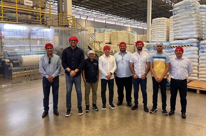 Foto mostra homens posando para foto com touca na cabeça