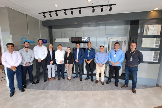 Visitantes e anfitriões posam para a foto após visita à Midea Carrier