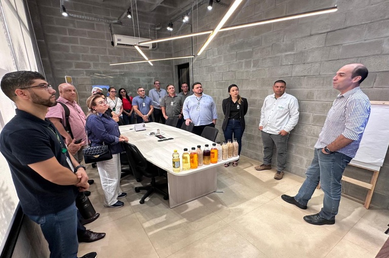 Foto mostra pessoas reunidas num laboratório 