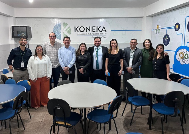 Foto mostra pesasoas posando para foto