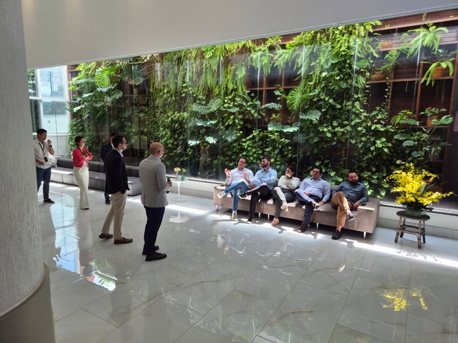 Foto mostra um homem em pé fazendo uma explanação para grupo de pessoas sentadas