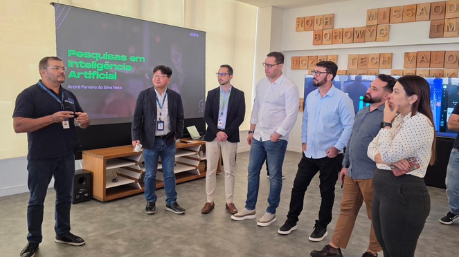 Foto mostra homem fazendo uma explicação a grupo de pessoas