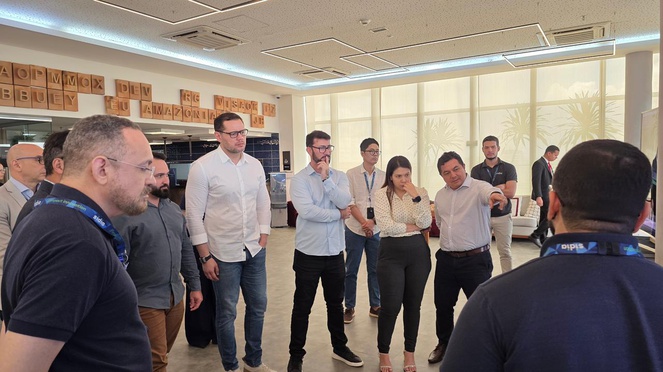 Foto mostra um homem fazendo uma explicação a grupo de pessoas