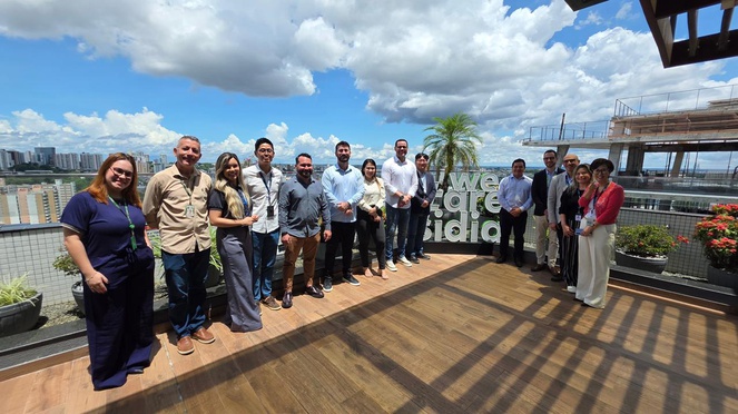 Foto mostra pessoas posando para foto