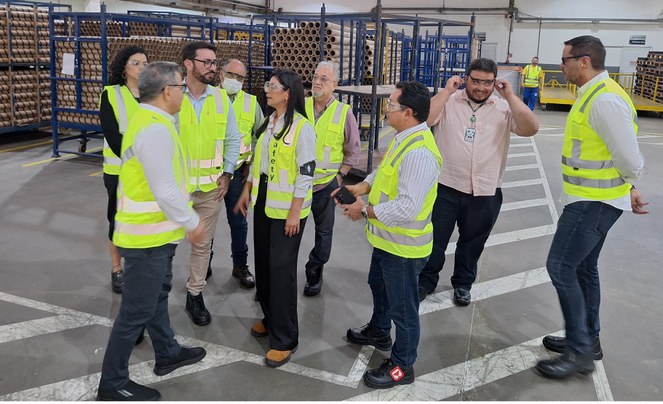 Foto mostra grupo de pessoas vestidas de jaquetas verdes