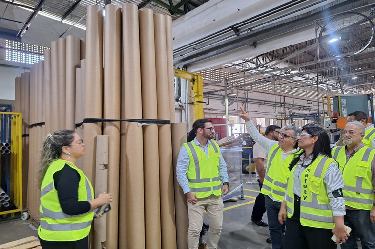 Foto mostra grupo de pessoas vestidas com jaqueta amarela