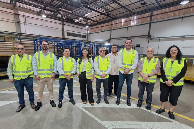 Foto mostra grupo de pessoas com jaquetas verdes