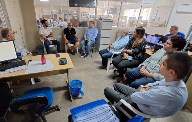 Foto mostra grupo de pessoas em uma reunião