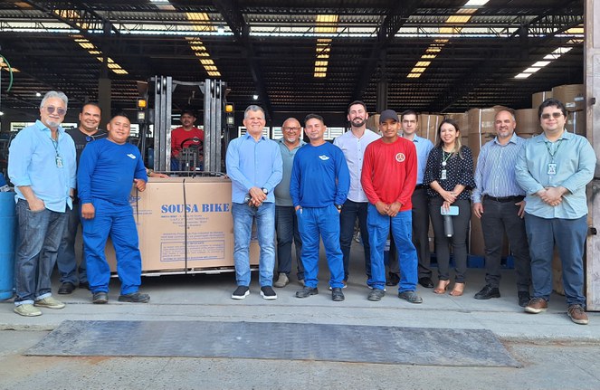 Foto mostra grupo de pessoas reunidas para sessão de foto