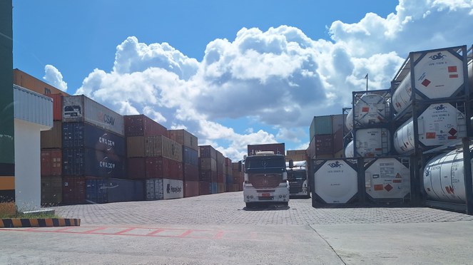 Foto mostra contêineres empilhados numa fábrica