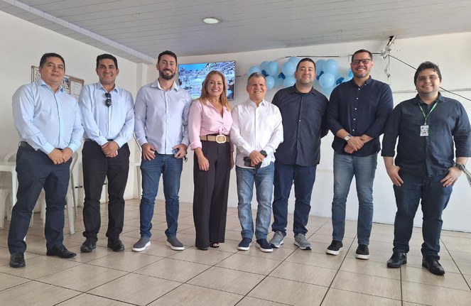 Foto mostra grupo de pessoas posando para fotografia