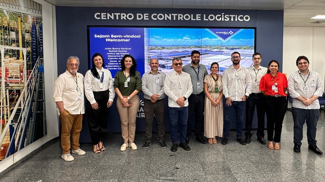 Foto mostra grupo de pessoas posando para sessão de foto