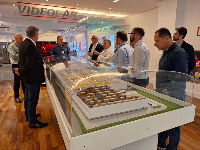 Foto mostra comitiva da Suframa em visita ao memoria da empresa Videolar-Innova