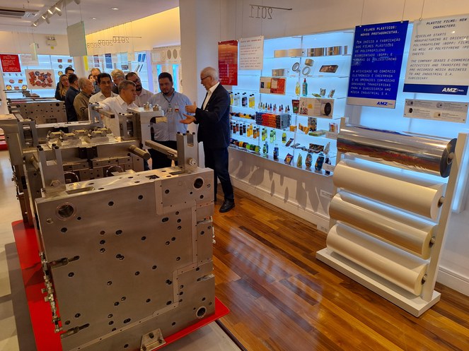 Foto mostra comitiva da Suframa em visita ao memorial da empresa Videolar-Innova no PIM