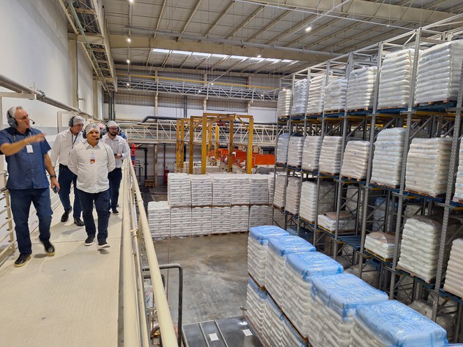 Foto mostra comitiva da Suframa em visita à linha de produção da empresa Videolar-Innova