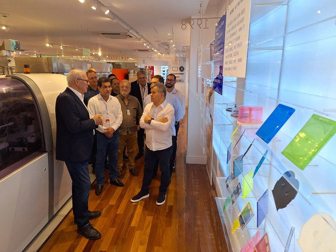 Foto mostra comitiva da Suframa em visita ao memorial da empresa Videolar-Innova sediada no PIM