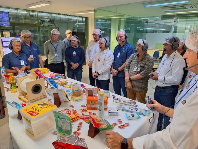 Foto mostra comitiva da Suframa em visita à empresa Videolar-Innova no PIM