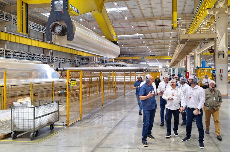 Foto mostra comitiva da Suframa em visita à empresa Videolar-Innova