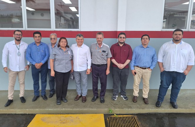 Comitiva em visita à Metalúrgica Sato