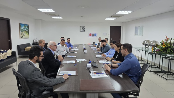 Foto mostra pessoas numa reunião