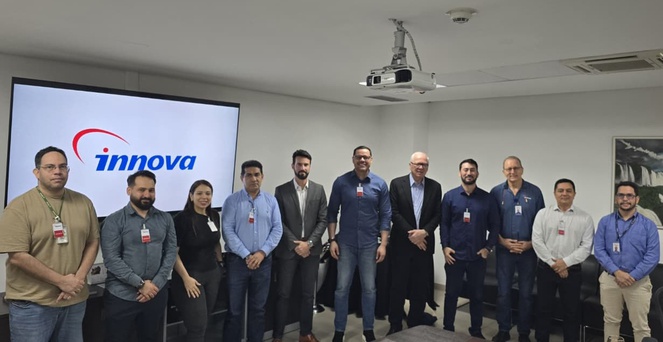 Foto mostra pessoas posando para sessão de foto