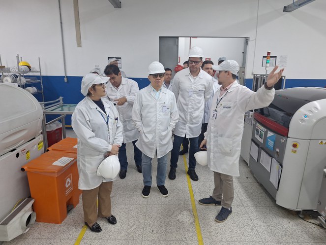 Foto mostra homem de boné branco levantando o braço