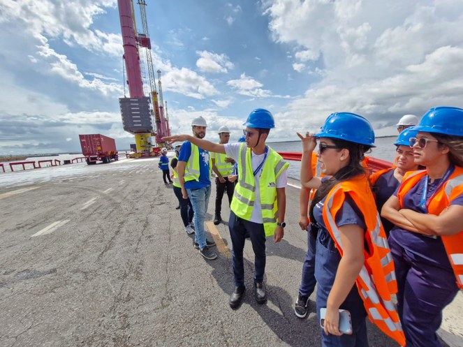 Foto mostra pessoas equipadas de colete e capacetes